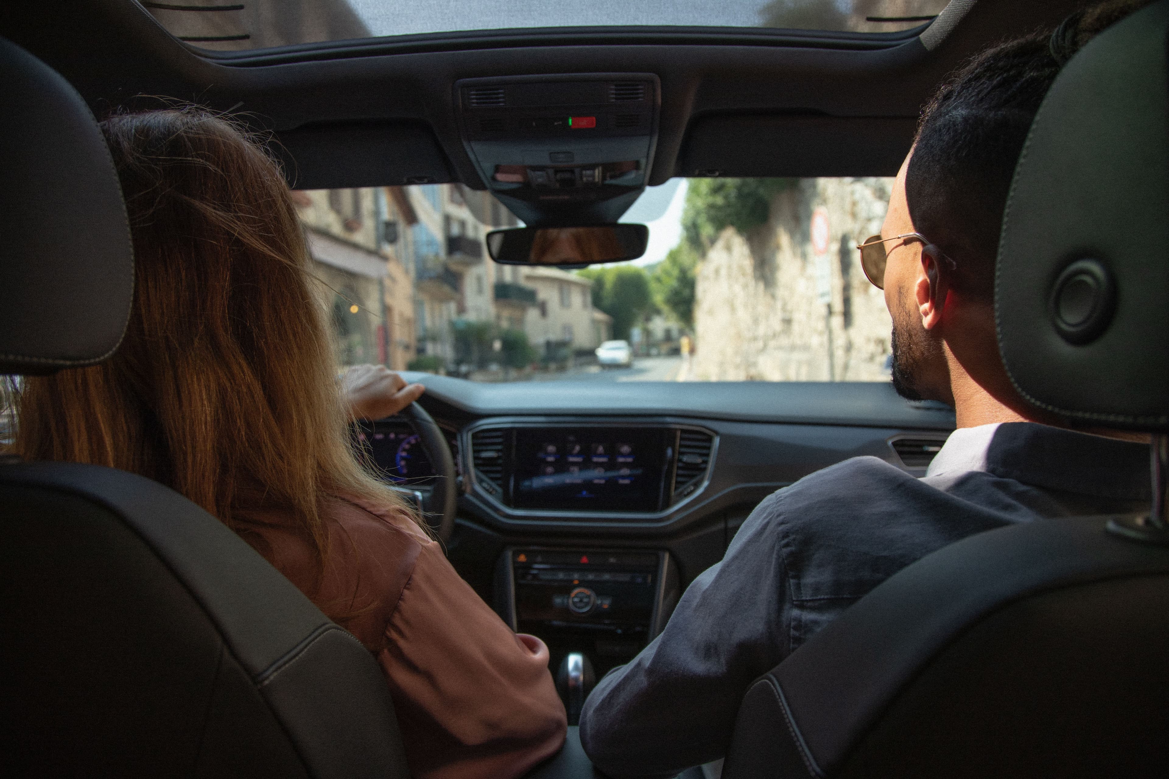 Une Femme Conduit Une Voiture Avec Des Colis Entre Ses Mains Photo