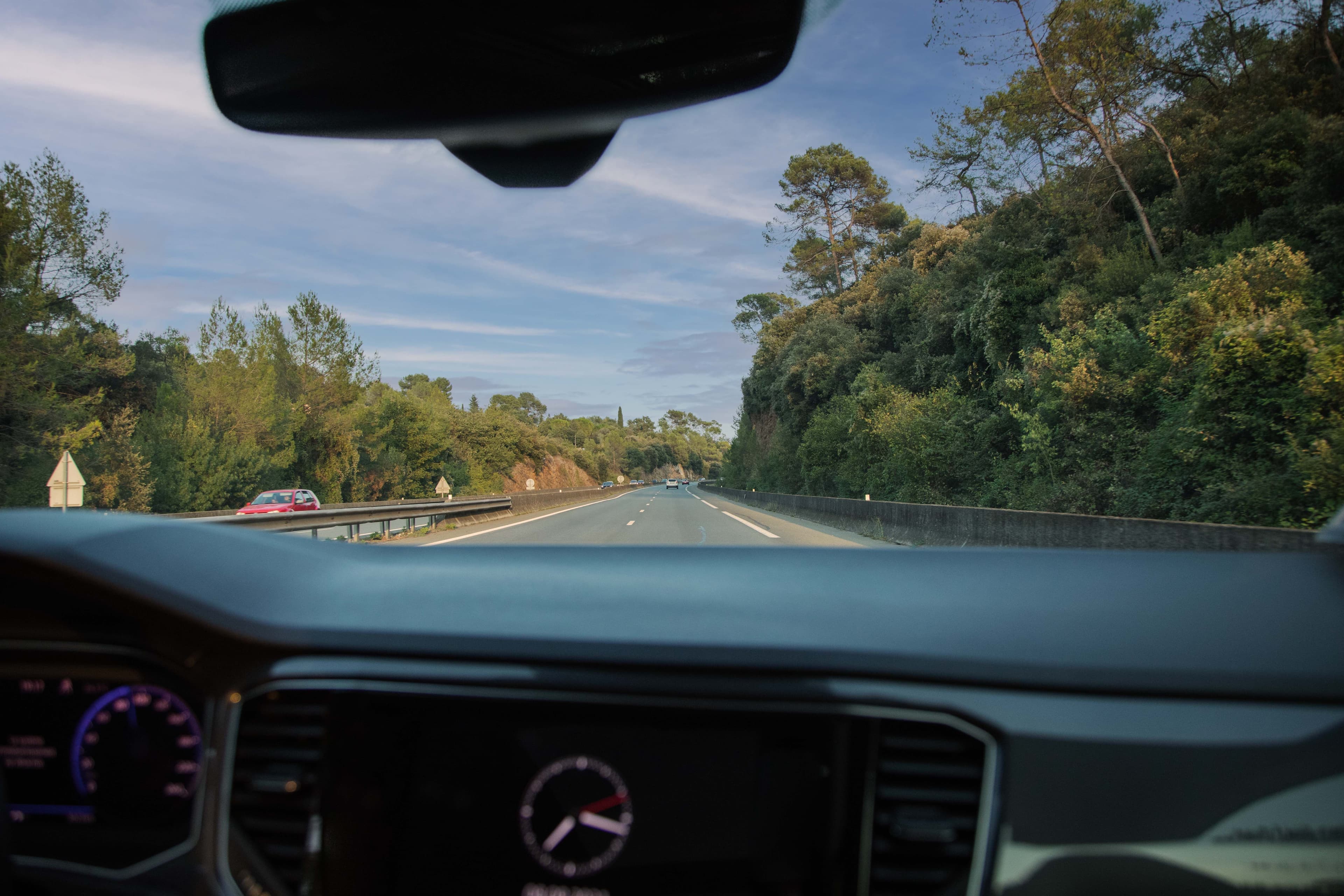 photo depuis la voiture sur route à deux voies