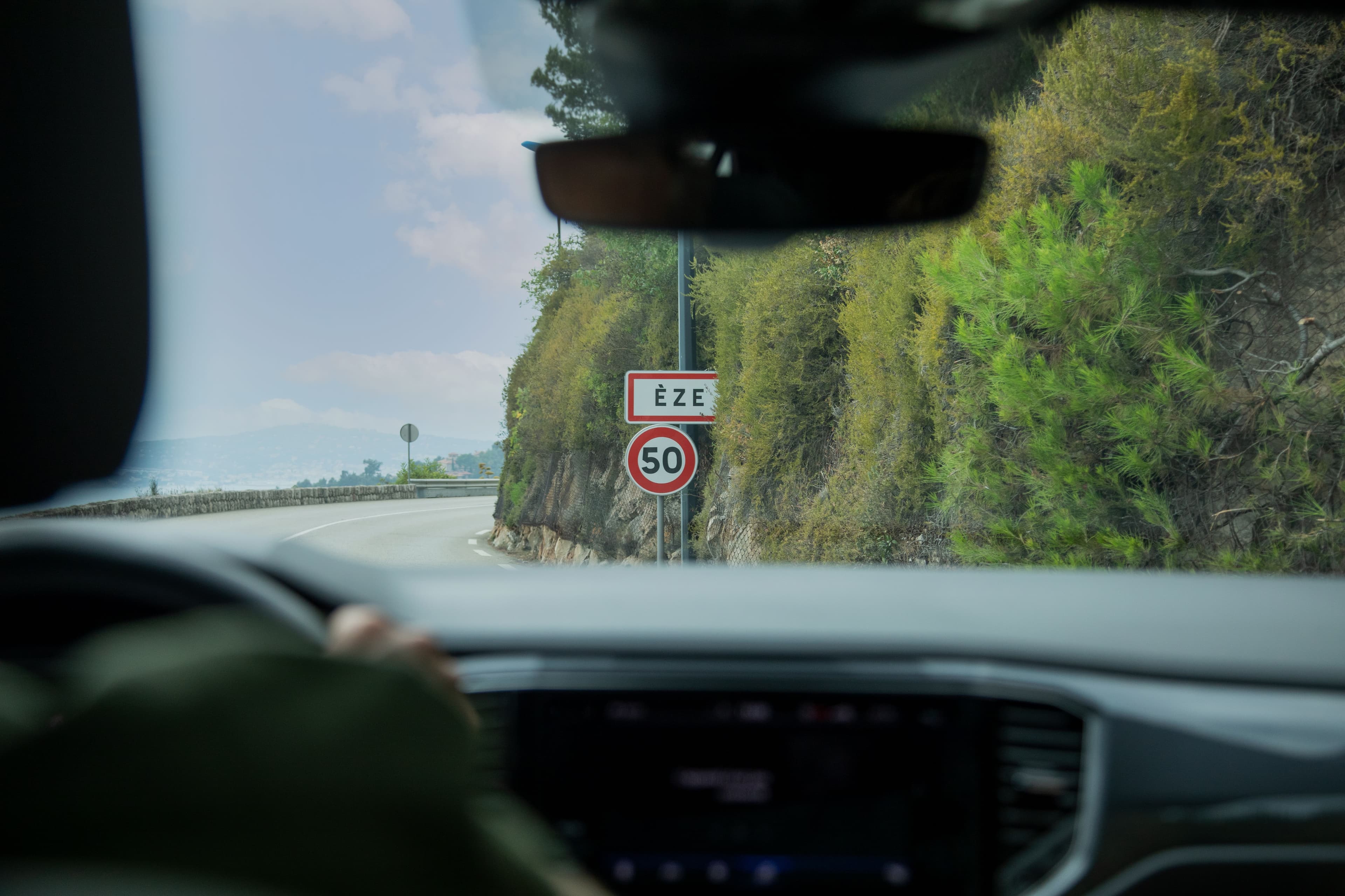 un panneau d'une ville au bord d'une route