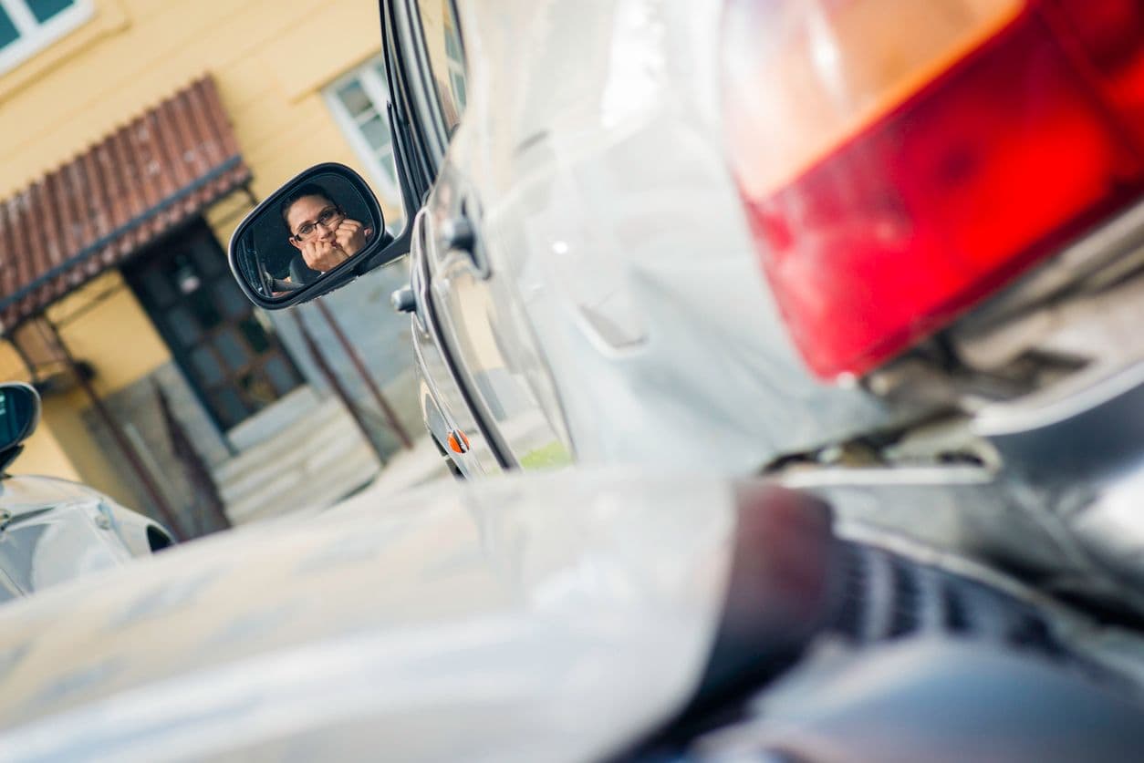 Quelle responsabilité pour un accident sur un parking en reculant ? 