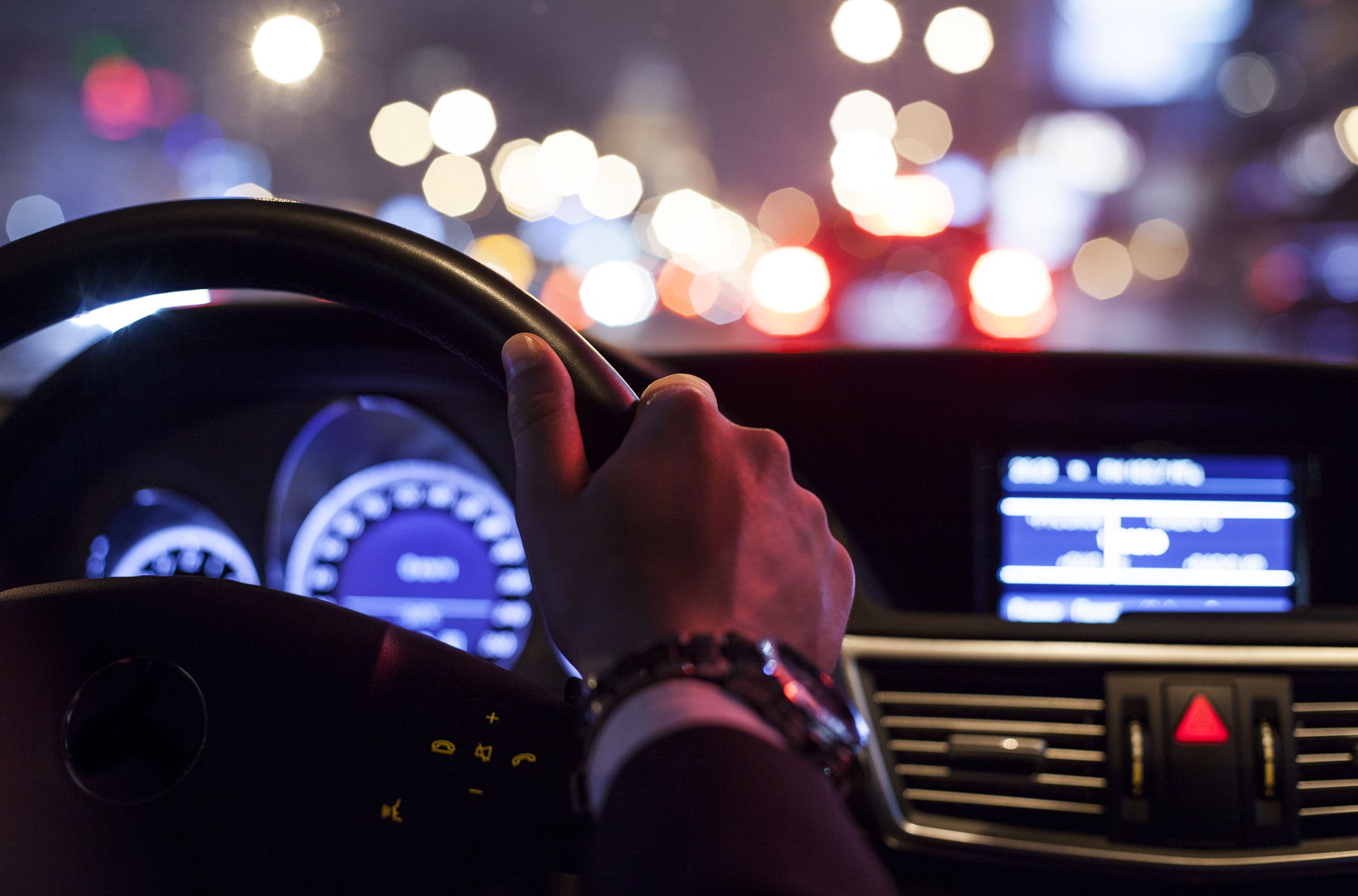 l'intérieur d'une voiture la nuit