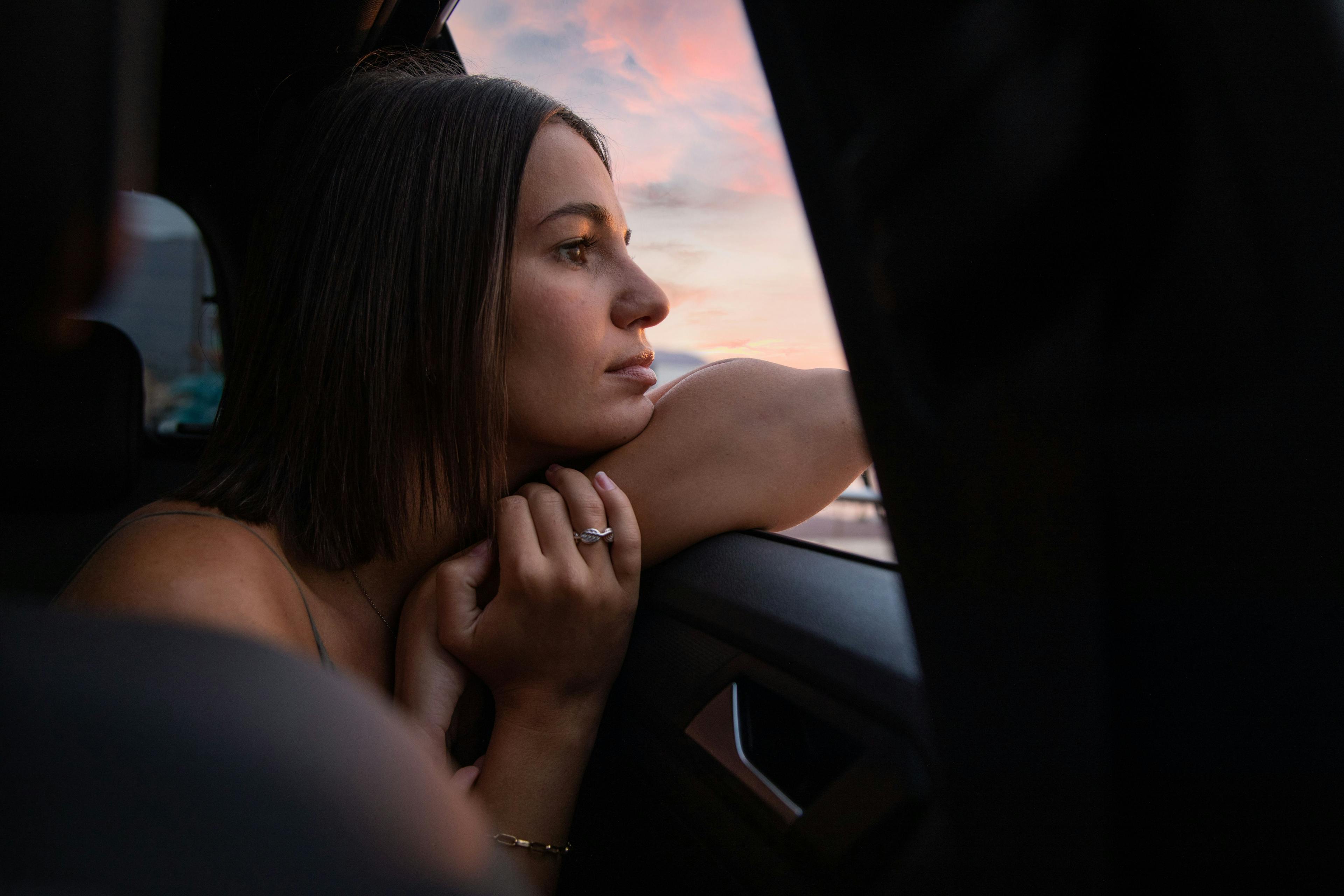 femme regarde par dessus vitre voiture